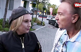 Junges Teen auf der Strasse aufgerissen
