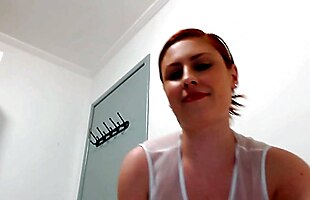 Emme White Colegial Chupando Pirulito e Enfiando na Buceta e Cuzinho
