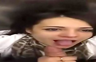 ويستدرج مرات جاره اللبوة القة يخلعها وينيكها ويصورها