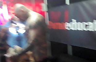 Este hombre muy musculado se folla a una chica flaquita delante de todos en publico